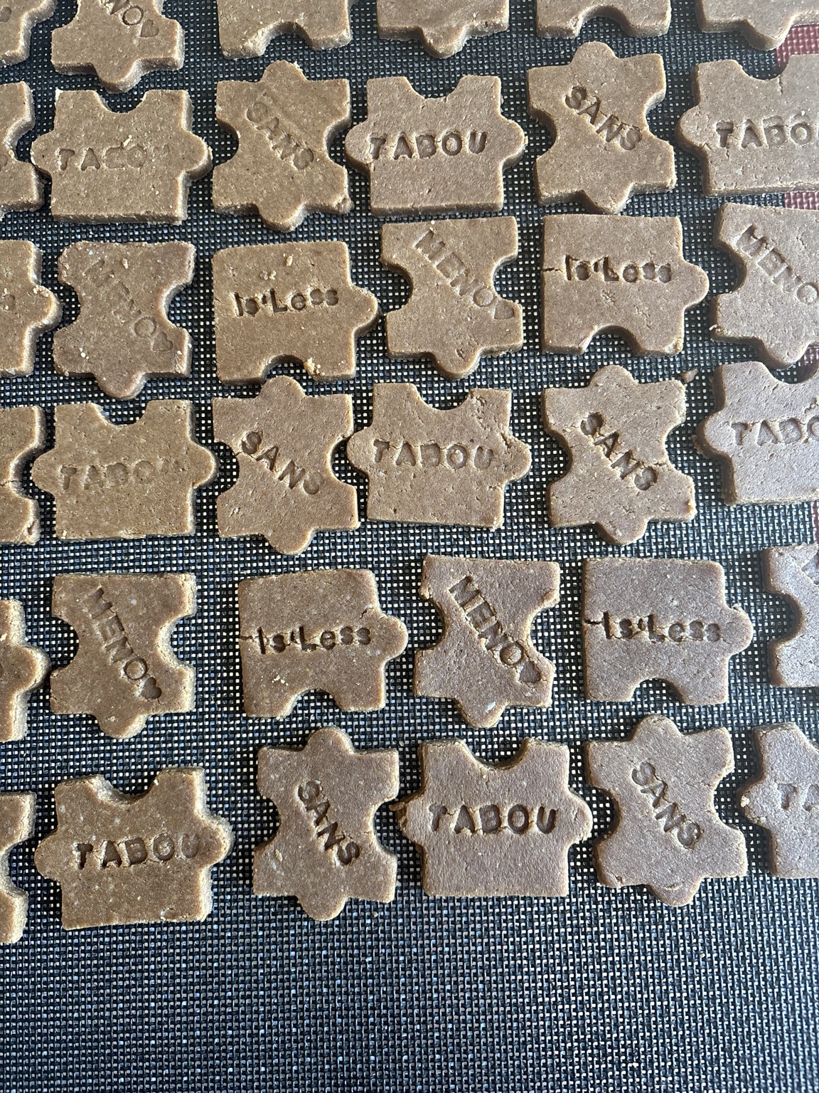 Biscuits nature sans glaçage, en formes variées et tamponnés avec des prénoms